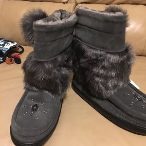 Manitobah mukluks boots